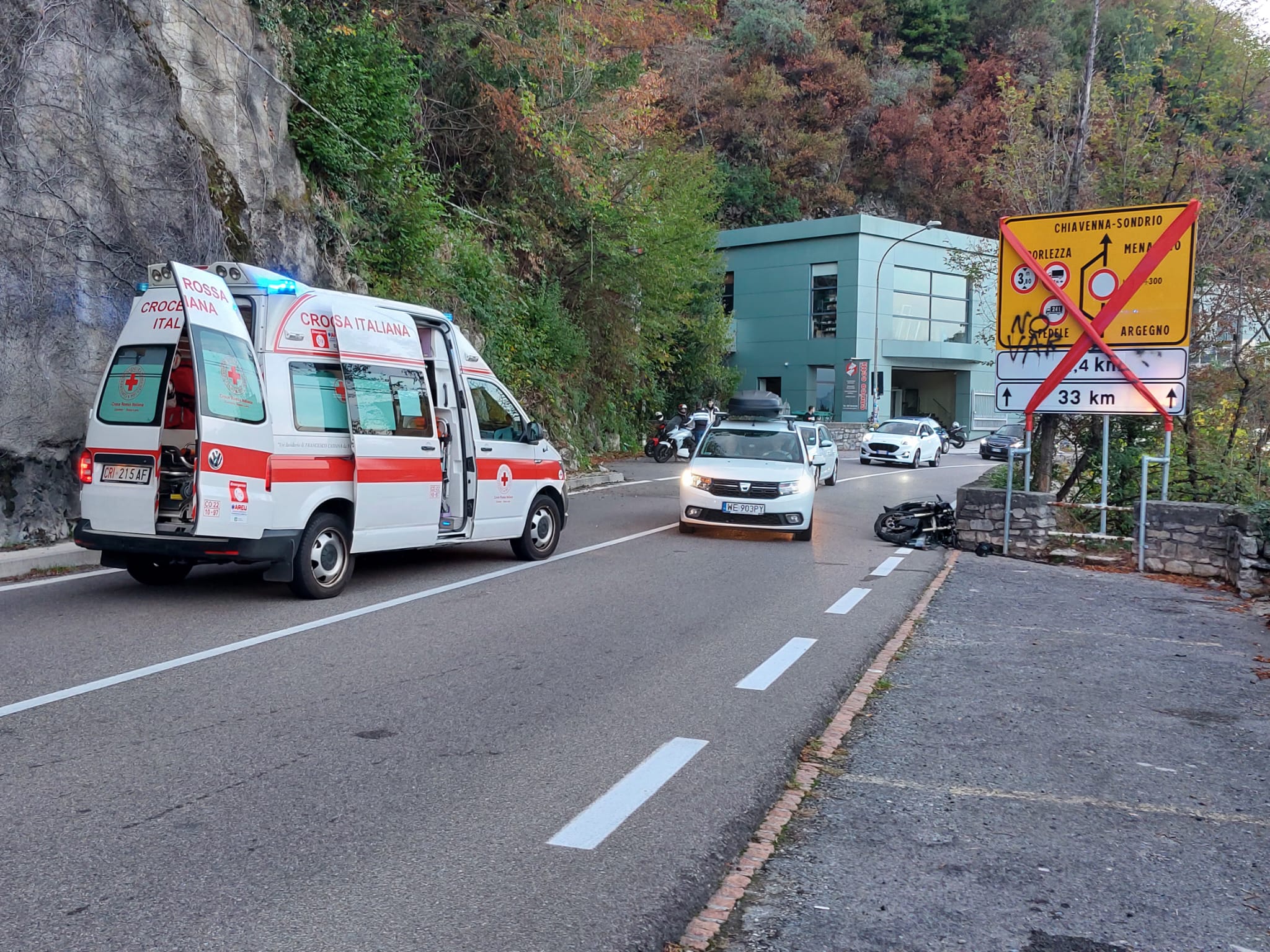 Incidente a Brienno, motociclista ferito. Traffico bloccato sulla Regina