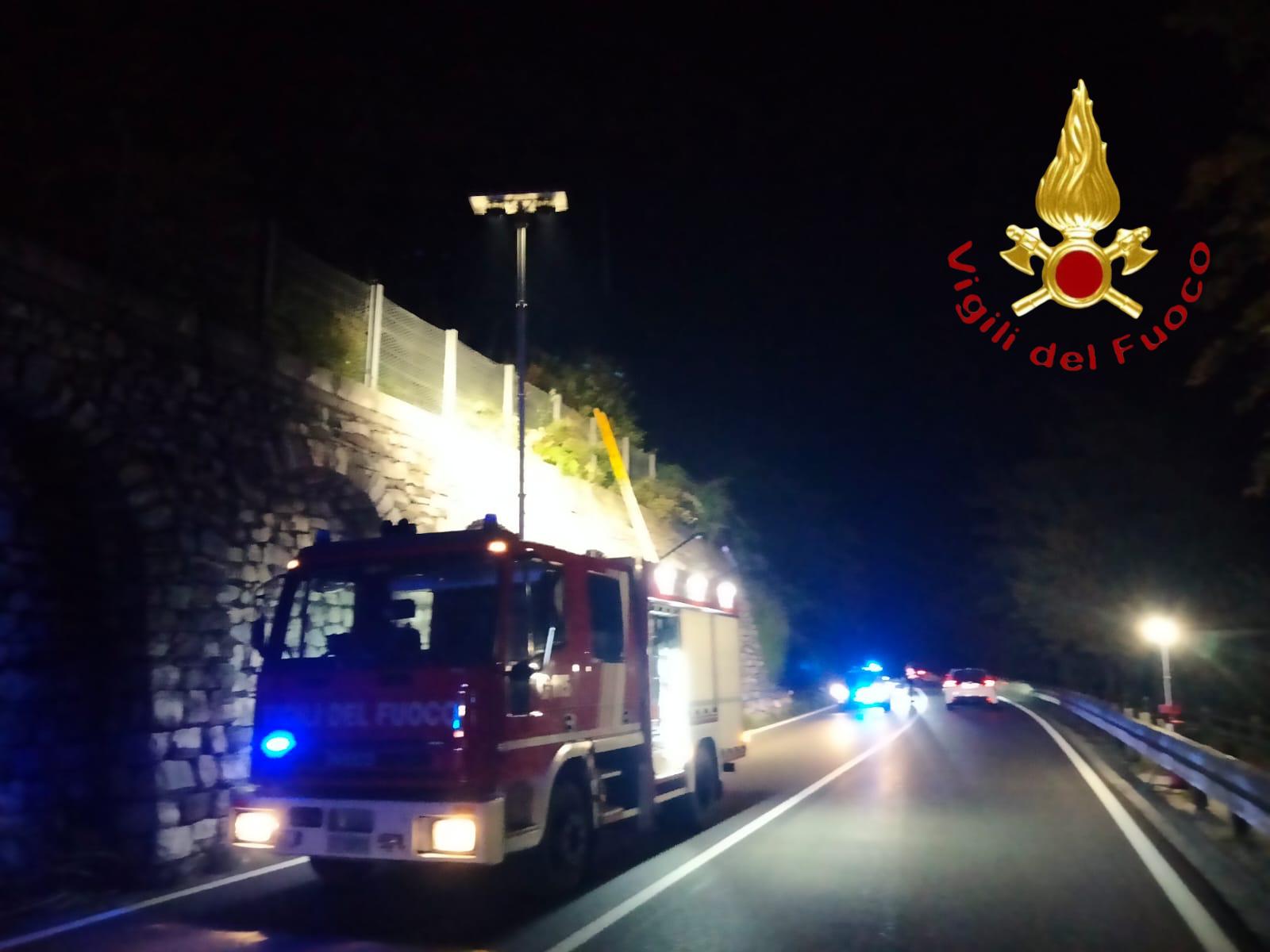 Canzo, ciclista finisce sulla massicciata in mezzo ai rovi. Intervento dei vigili del fuoco