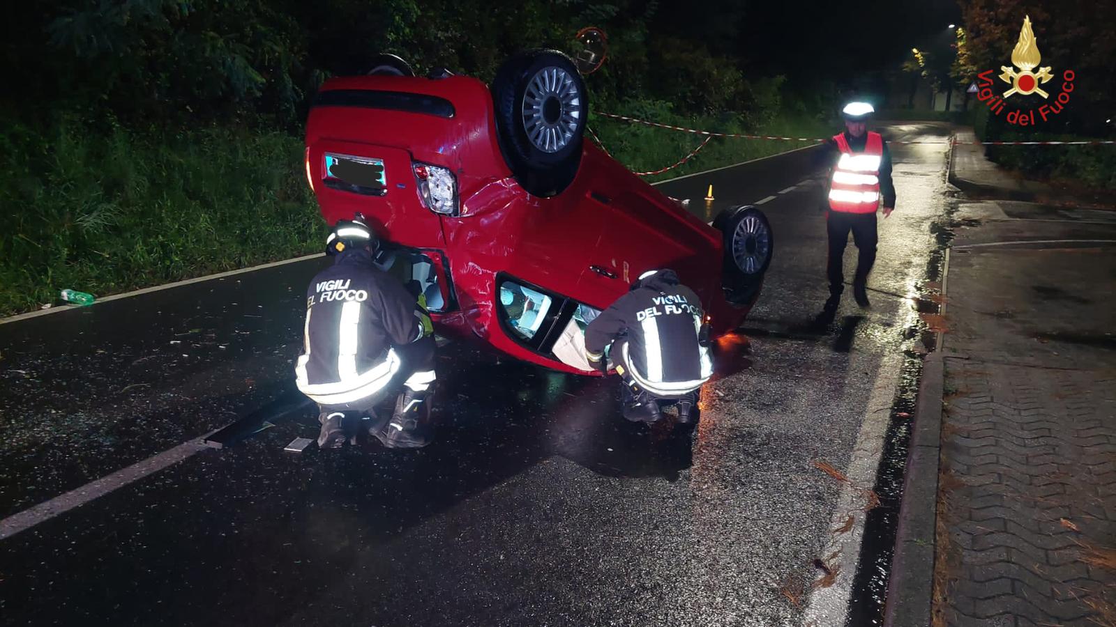 Incidente a Montano Lucino, auto si ribalta