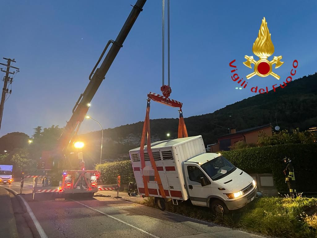 Pusiano, furgone in bilico sull’aiuola. Intervento dei vigili del fuoco
