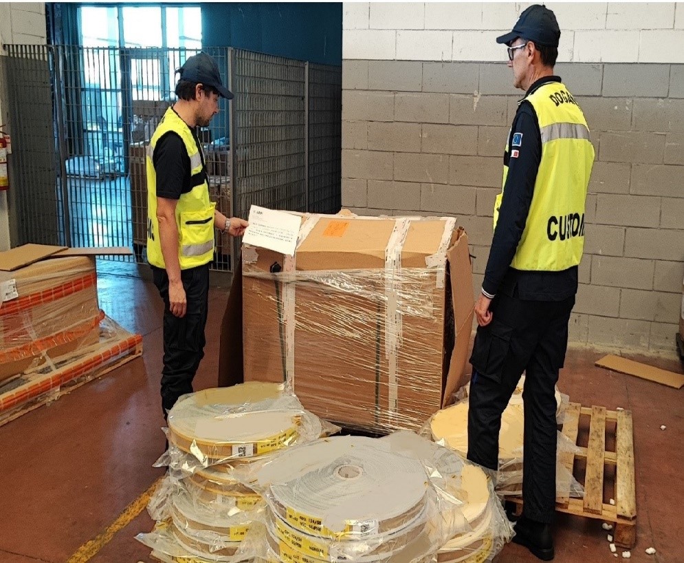 Como, sequestrati rotoli di nastri in gomma diretti in Russia. Un denunciato