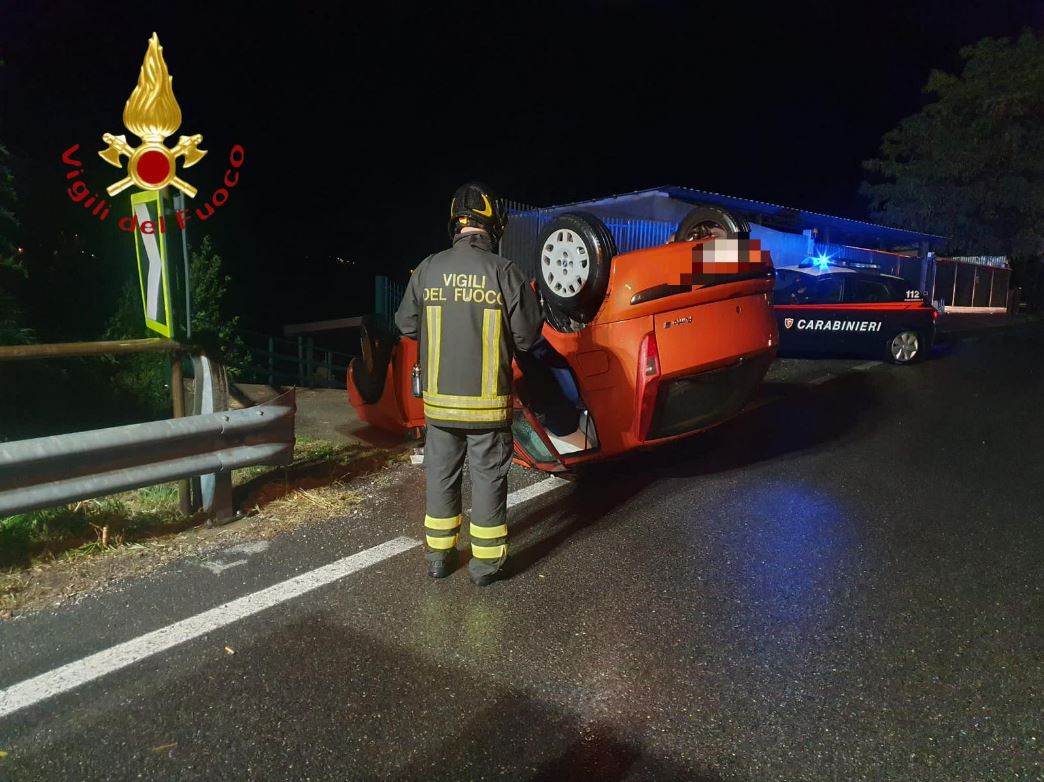 Laglio, auto ribaltata. Intervento dei vigili del fuoco