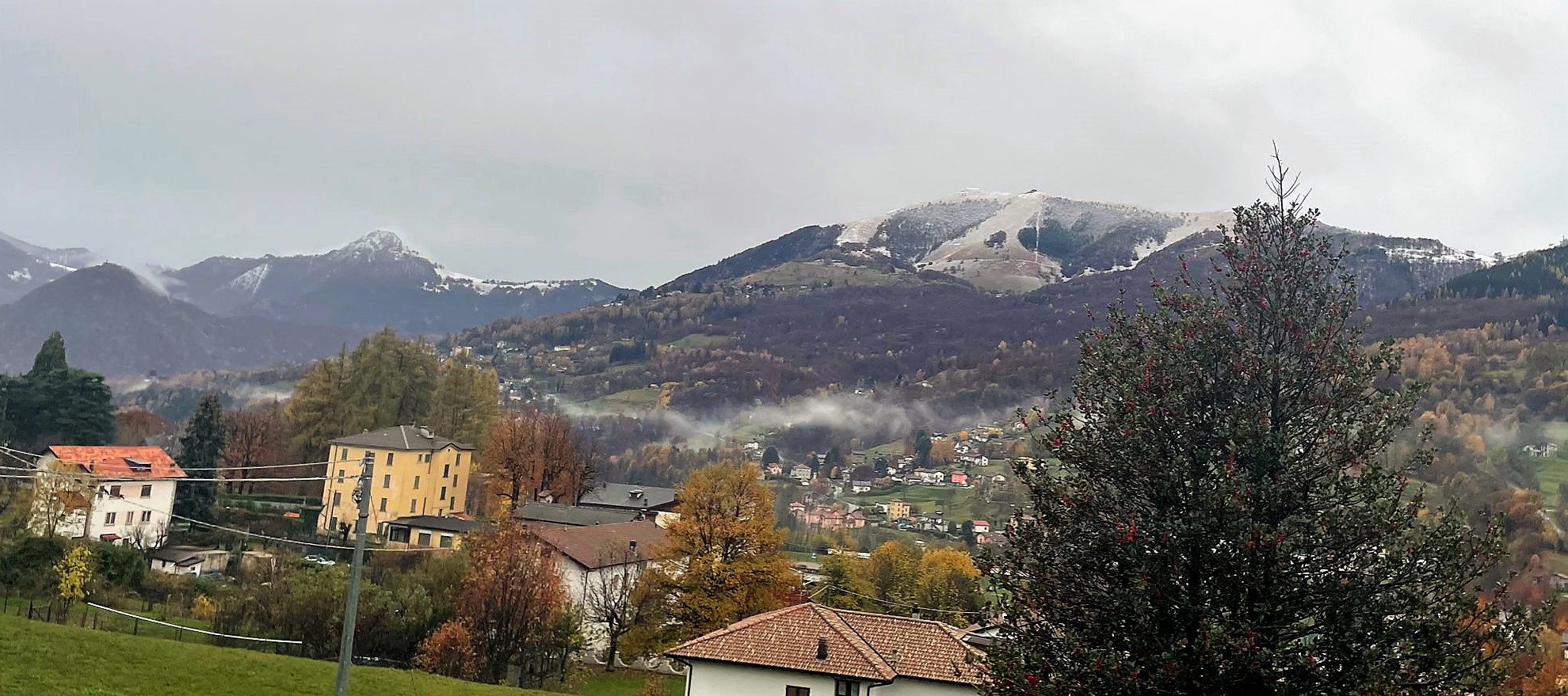Maltempo nel Comasco, neve sulle cime dei monti