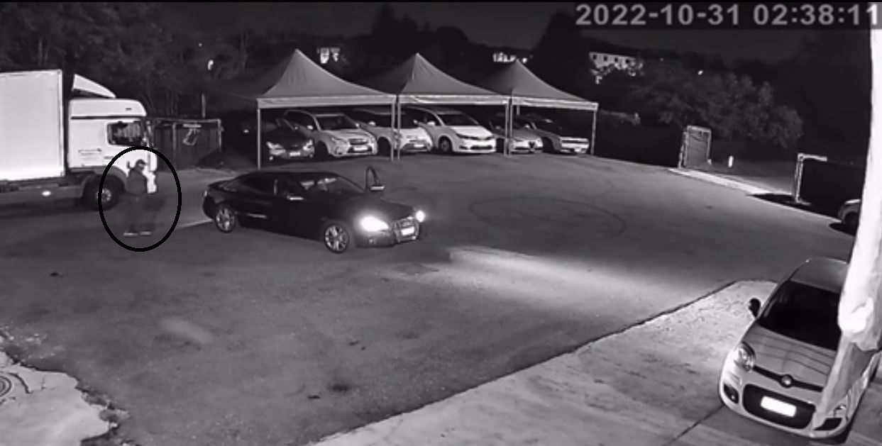 Villa Guardia, rapinatori armati di ascia entrano in casa mentre la famiglia guarda la tv