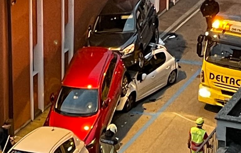 Campione d’Italia, incidente stradale: un’auto si infila sotto altre due