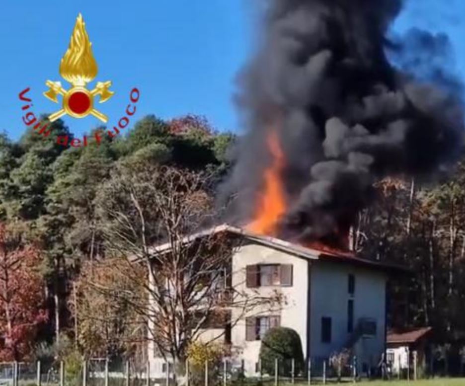Incendio a Cantù, cinque squadre dei vigili del fuoco per spegnere il rogo