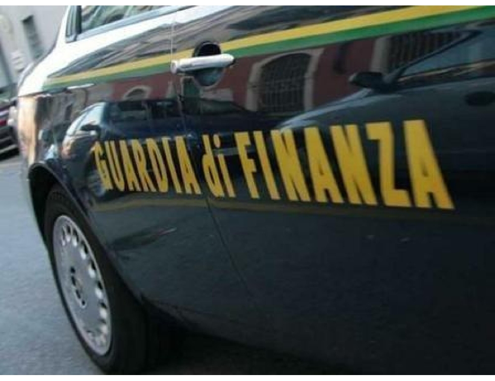 Erba, alla guida sotto l’effetto di alcol e droga inveisce contro una donna. Denunciato