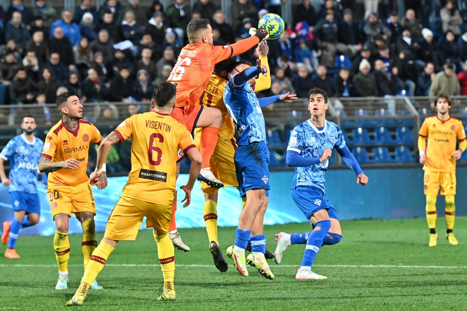 Serie B, si apre il calciomercato invernale. Il Como torna in campo il 14 gennaio