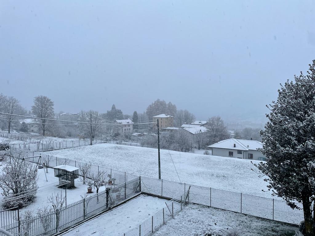 Primi fiocchi sui monti lariani e in pianura