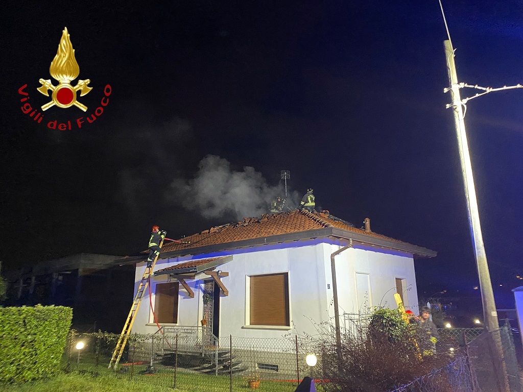 Tetto in fiamme a Tavernerio, intervento dei vigili del fuoco