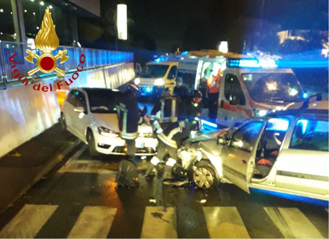 Fino Mornasco, scontro tra due auto. Tre feriti