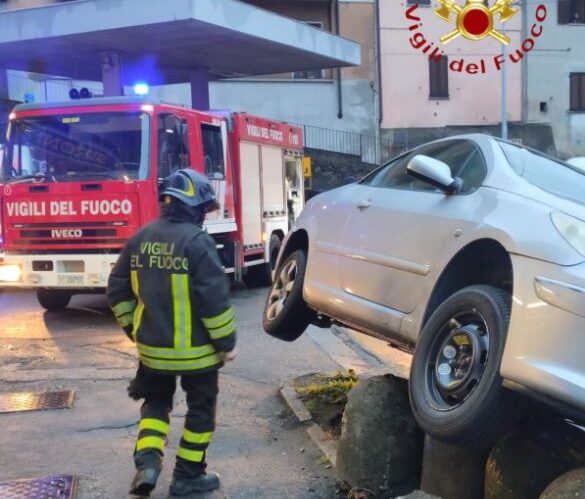 Asso, auto resta sospesa in bilico sui panettoni a lato della strada