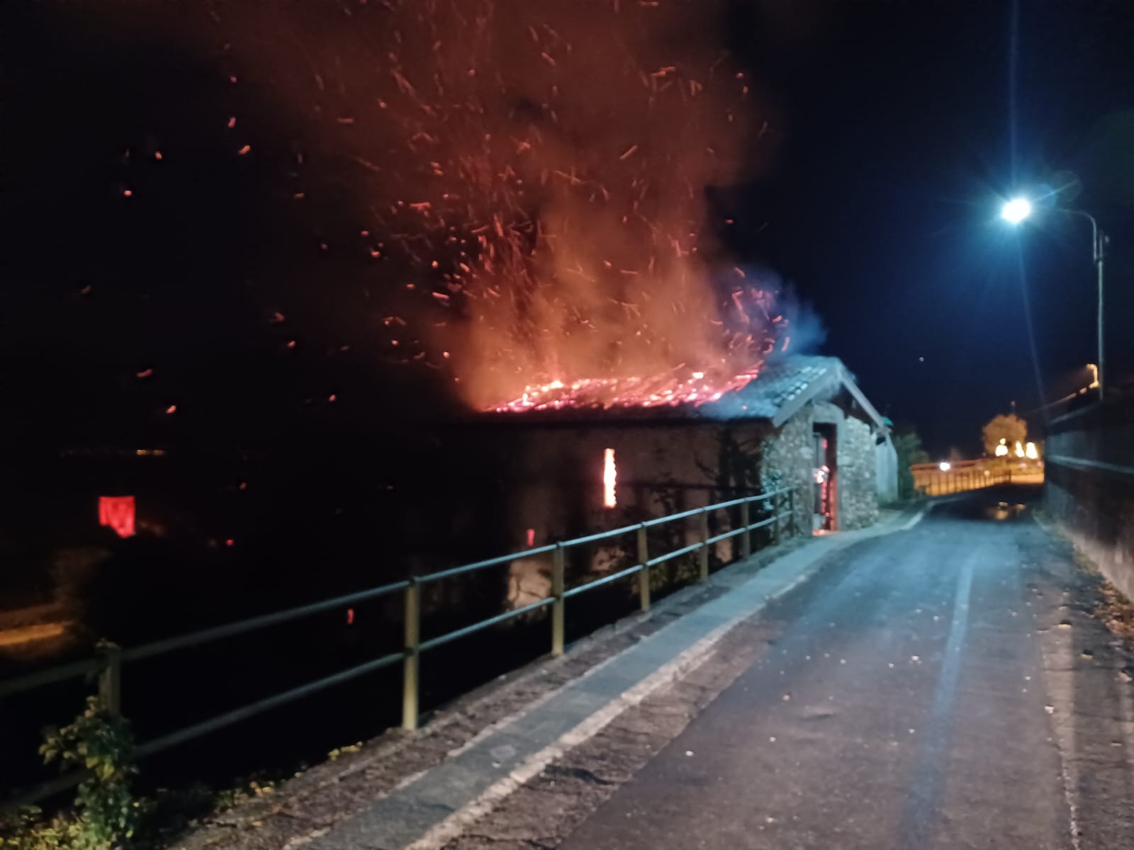 Ossuccio, fiamme nel cascinale. In salvo gli animali