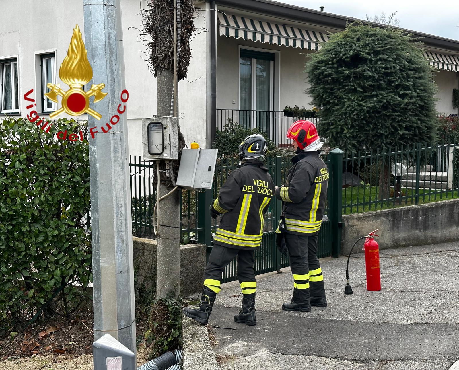 Villa Guardia, in fiamme un contatore. Intervento dei vigili del fuoco