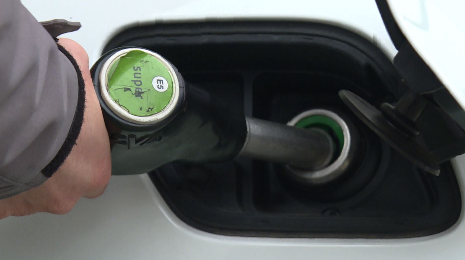 Caro benzina a Como, in Brianza il pieno costa 4 euro in meno