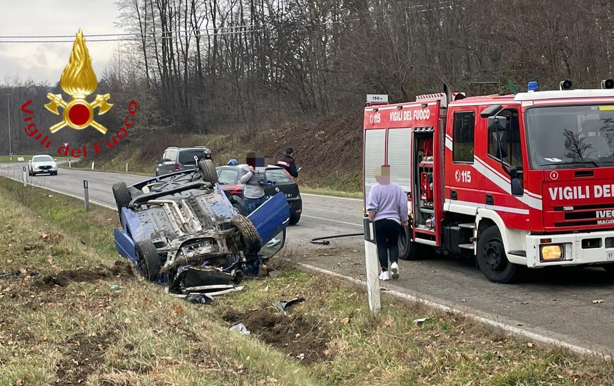 Auto si ribalta a Olgiate Comasco, illeso il 24enne alla guida