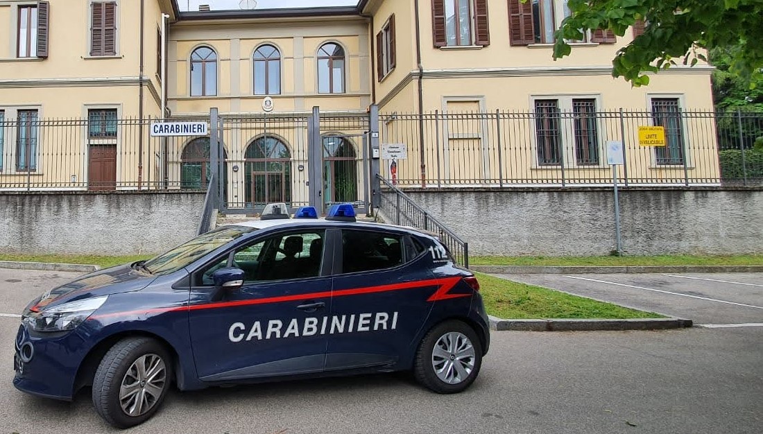 Non si fermano al controllo dei carabinieri: denunciati