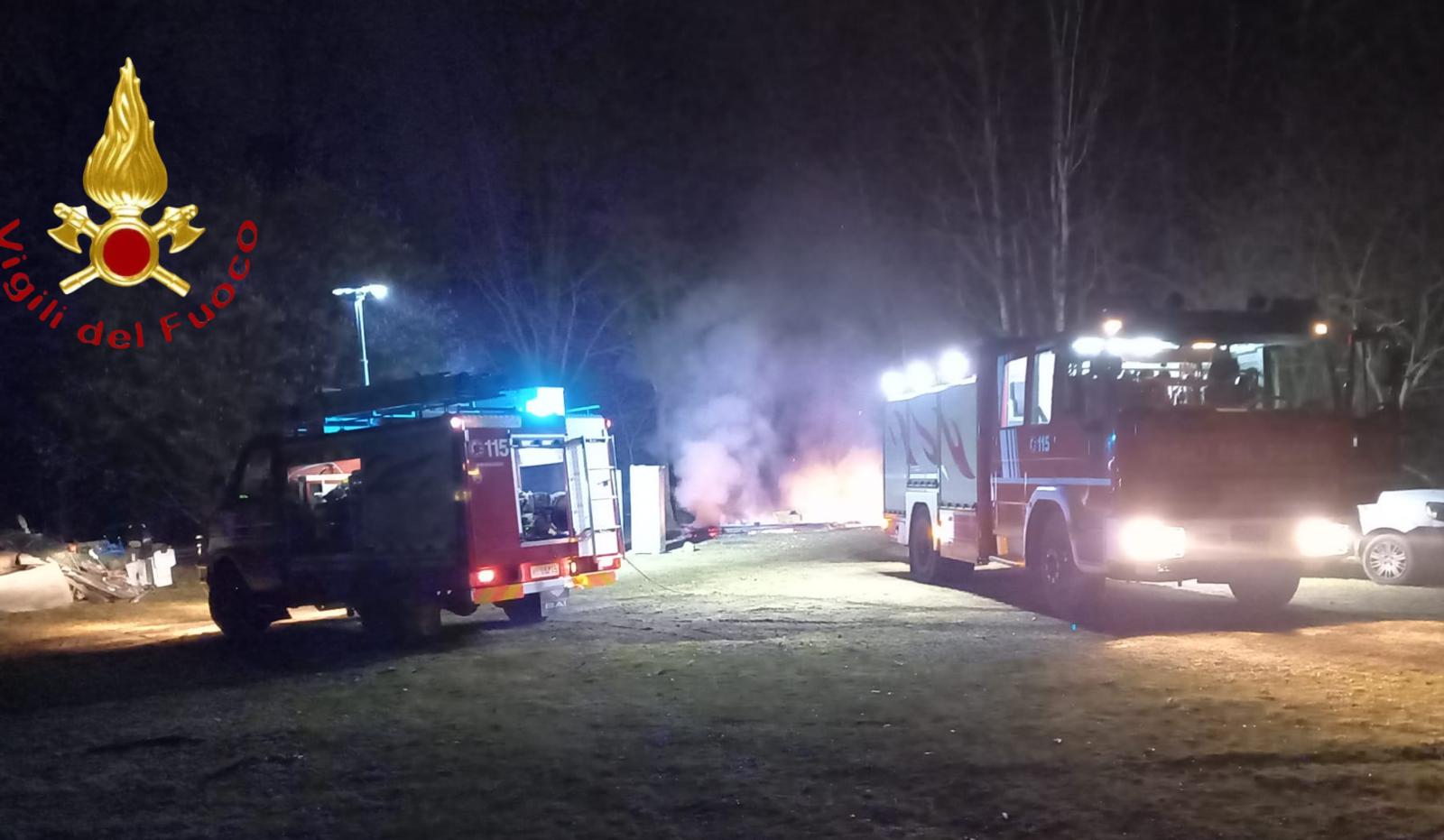 Cermenate, baracca in fiamme nel parco del Lura. Intervento dei vigili del fuoco