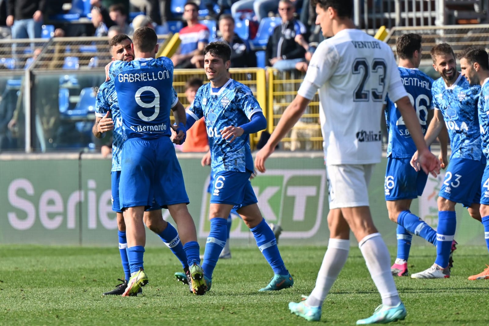 Al Sinigaglia il Como supera il Cosenza 5-1