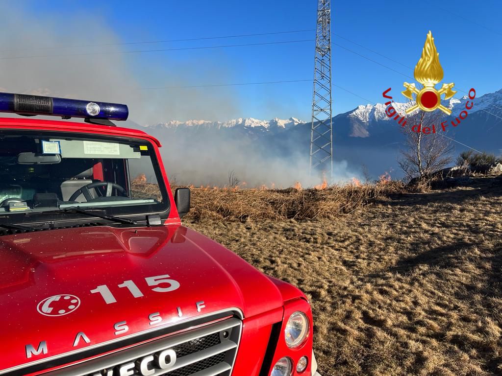 Incendio a Montemezzo, in fiamme un ettaro e mezzo di vegetazione