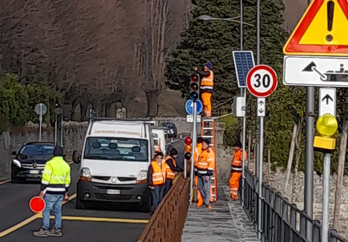 Variante della Tremezzina, acceso il semaforo. A Griante è scattato il senso unico alternato