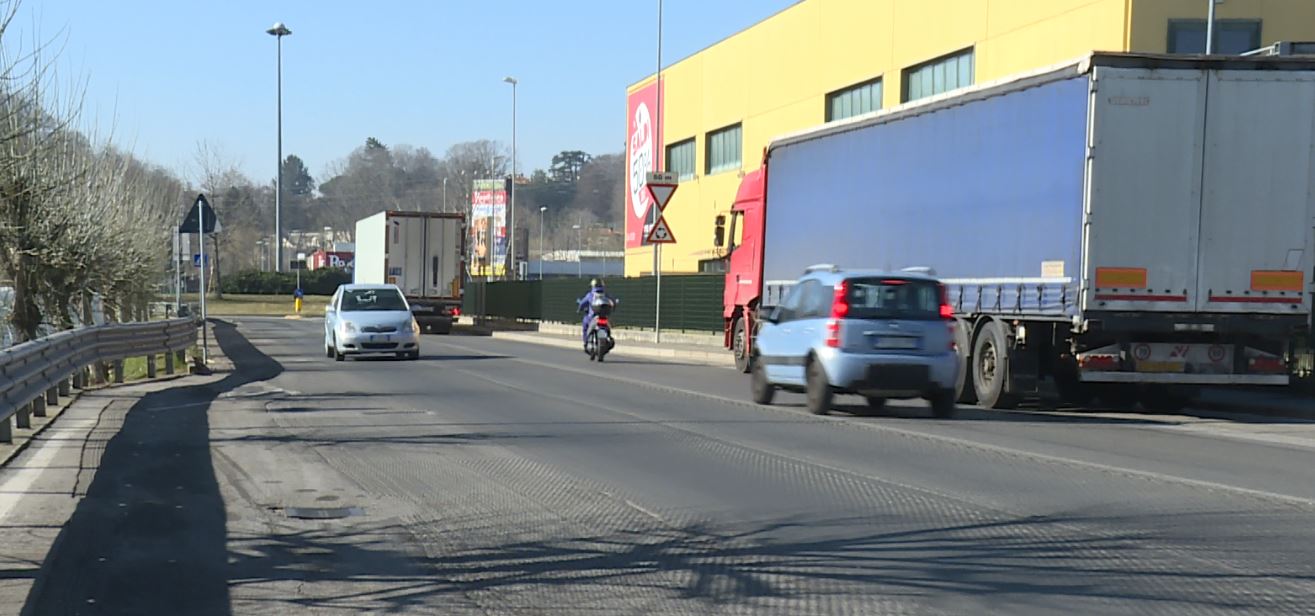 Via Valtellina a Montano Lucino: analisi svolte, lavori assegnati. A breve l’asfaltatura