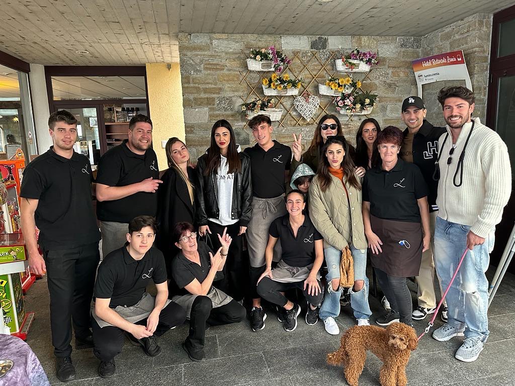 Belen Rodriguez con la famiglia a pranzo a Cremia