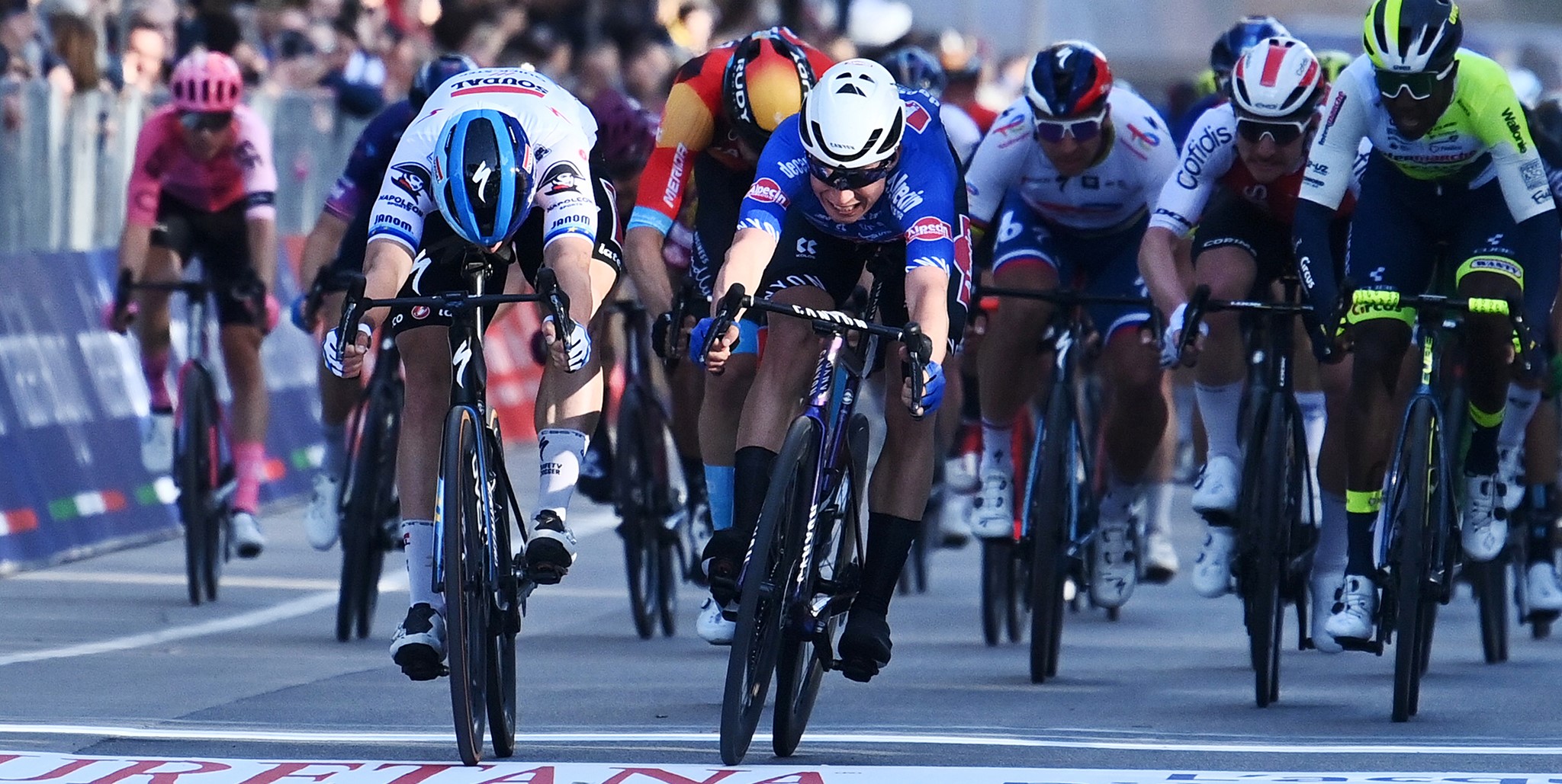 Fabio Jakobsen vince alla Tirreno-Adriatico: la dedica a Casartelli