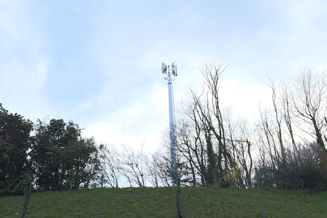 Alzate Brianza, maxi antenna telefonica alta come un palazzo di dieci piani