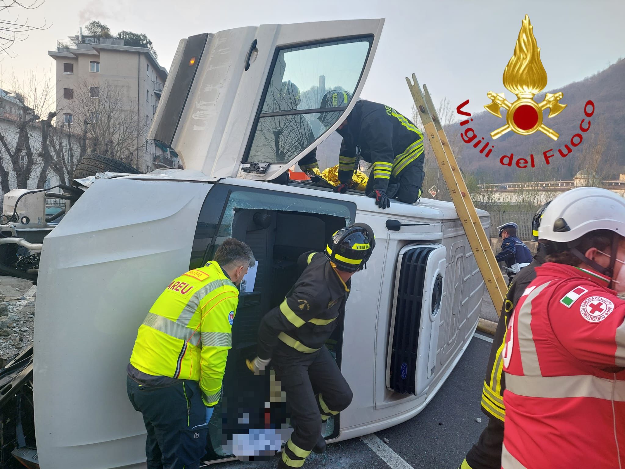 Como, via Grandi: furgone si ribalta, traffico paralizzato