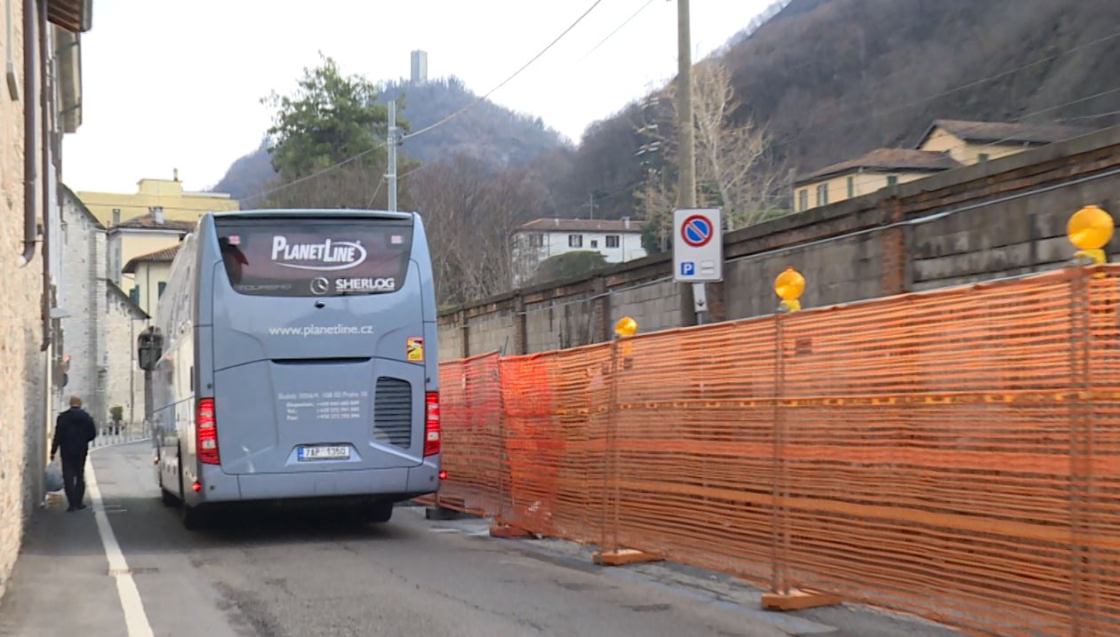 Como, via Regina Teodolinda. Muro a rischio cedimento, area transennata in attesa dei lavori