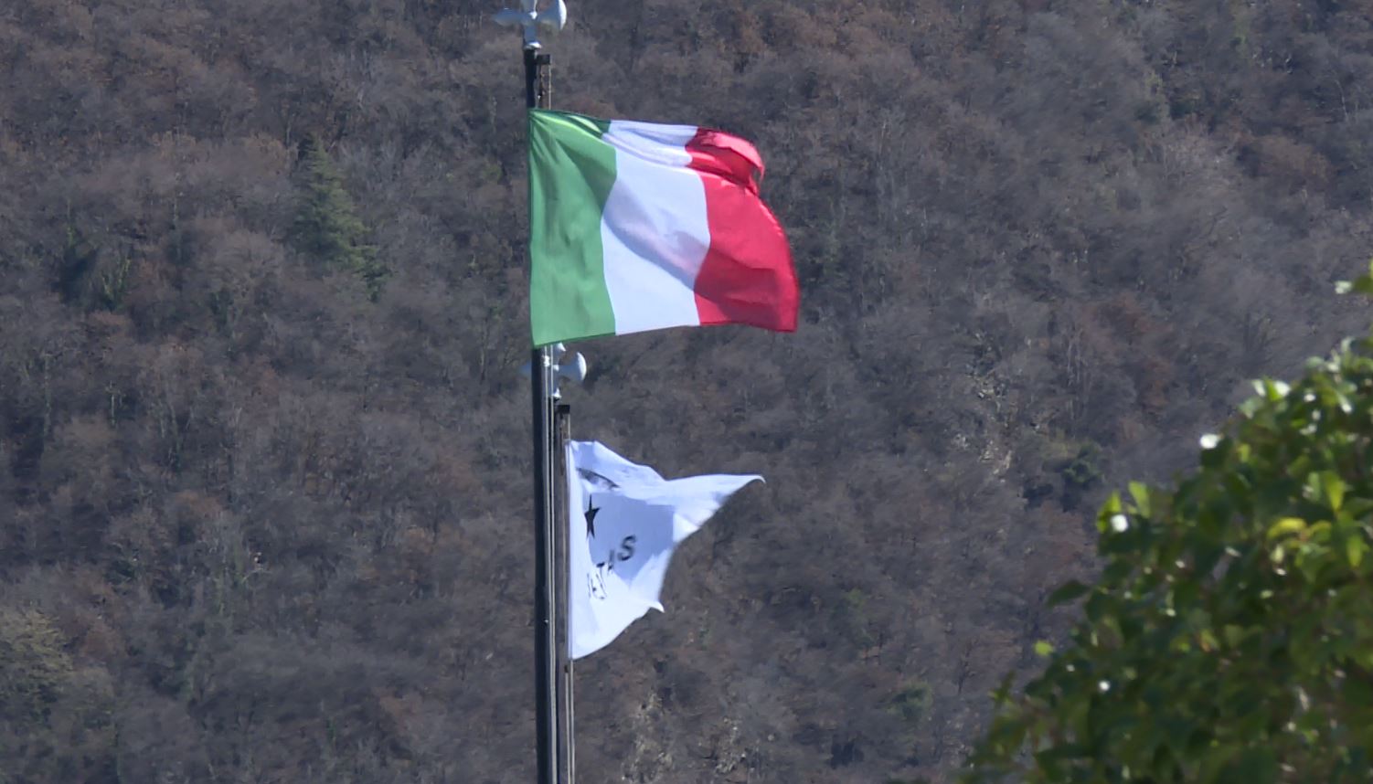 Vento forte sul Lario, raffiche fino a 70 chilometri orari. Interventi dei vigili del fuoco