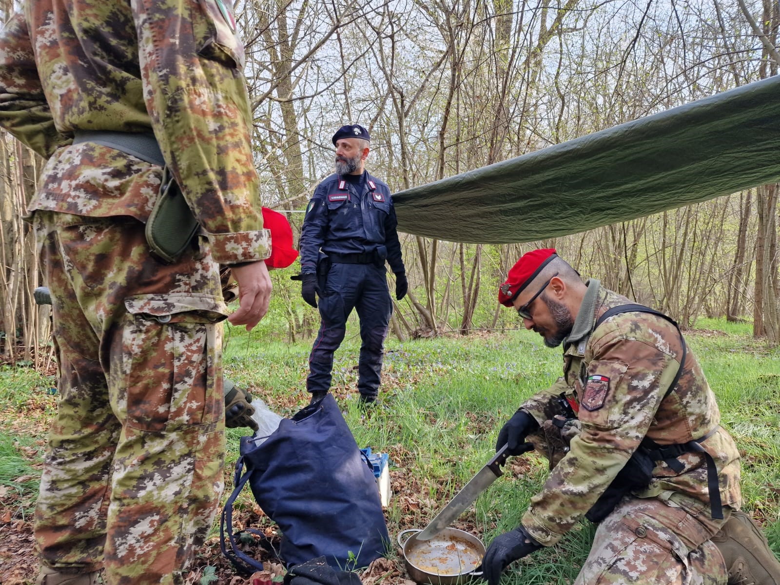 Controlli nei boschi dello spaccio, smantellati due bivacchi a Lurate Caccivio