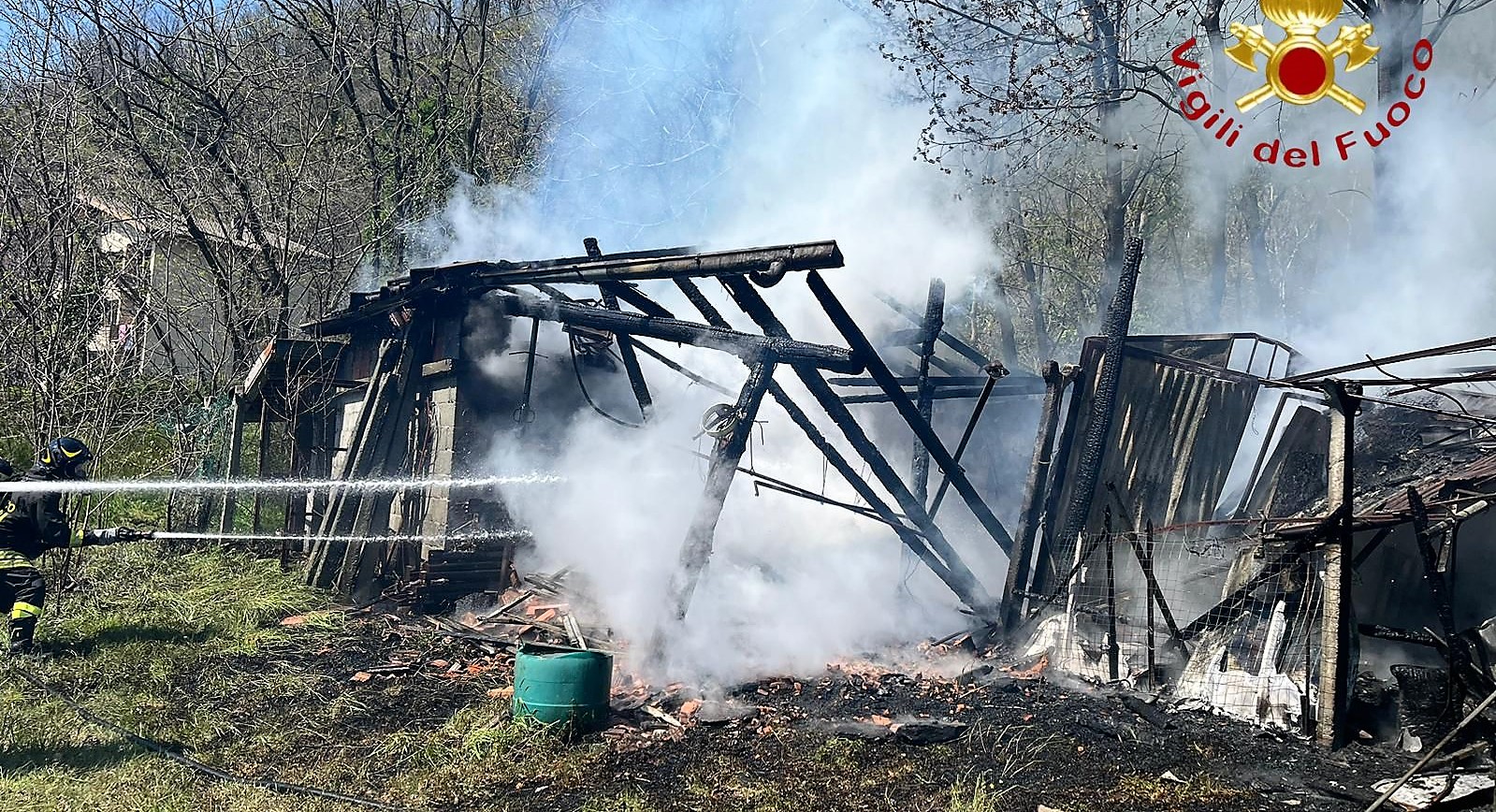 Incendio a Gera Lario, in fiamme una baracca