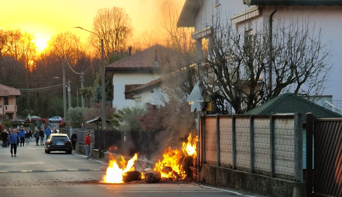 Mongolfiera urta i cavi dell’alta tensione e prende fuoco. Paura a Cassina Rizzardi. Tre feriti
