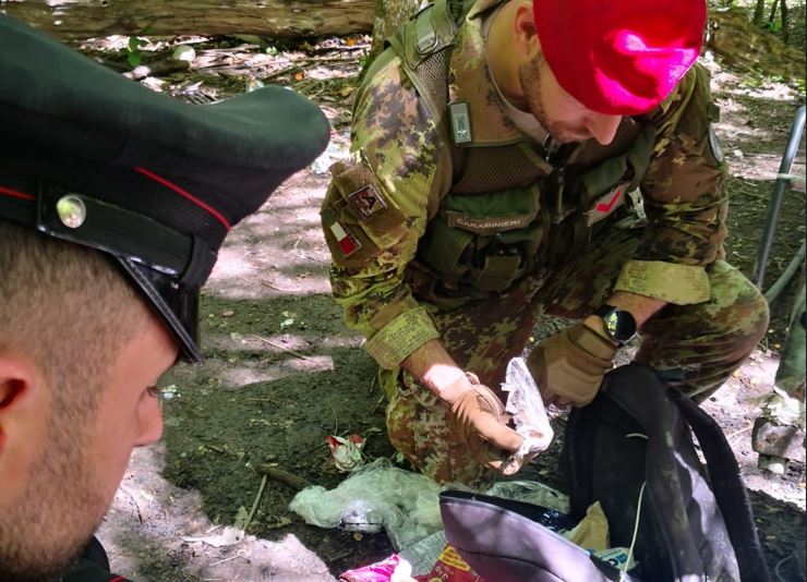 Spaccio nei boschi, controlli a Inverigo. Due 23enni arrestati, droga sequestrata