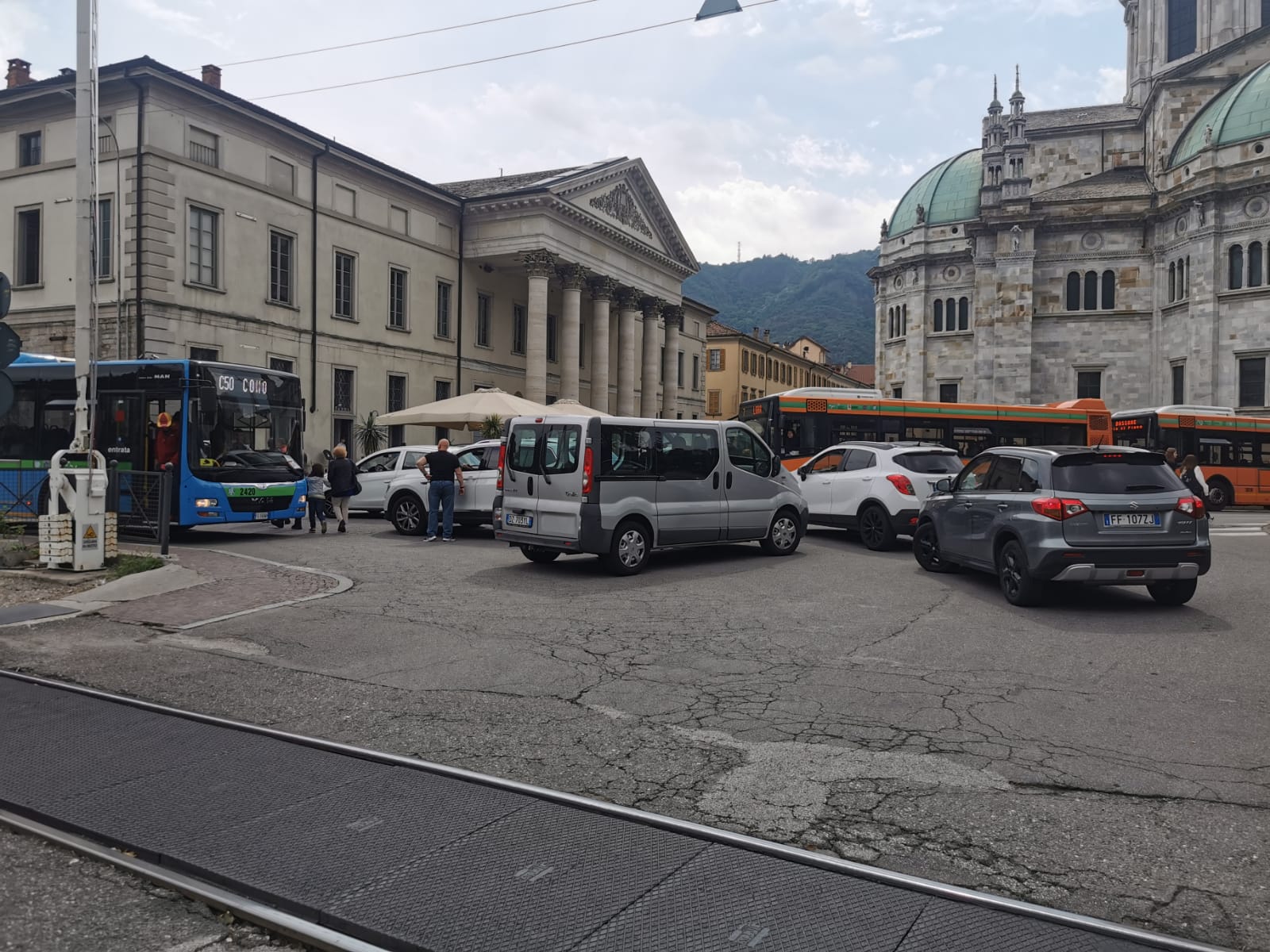 Sbarre bloccate, macchine in coda e persone in attesa: altri disagi ai passaggi a livello di Como