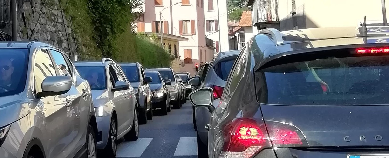 Mattinata di caos sulla Statale Regina. Tra una settimana scatterà l’ordinanza anti-traffico