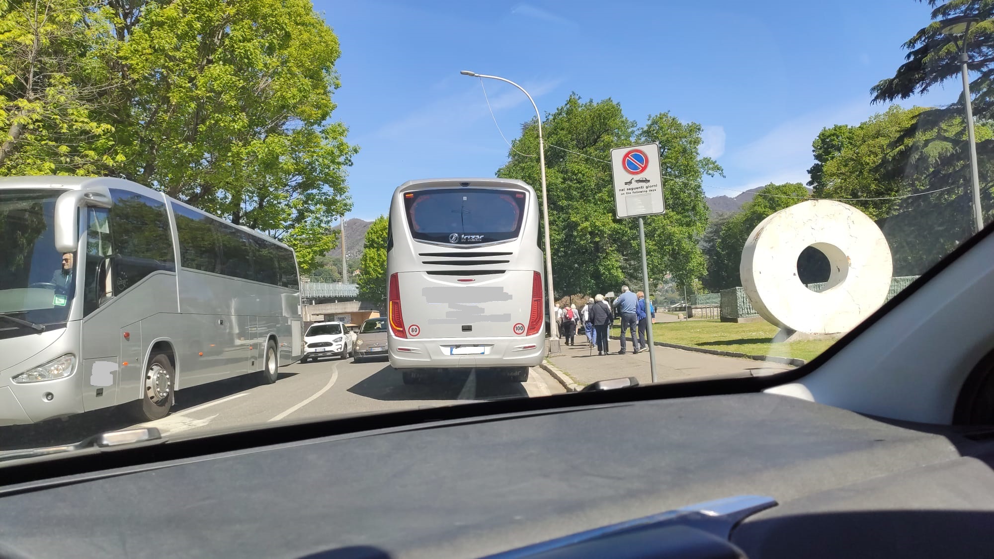 Zona stadio assediata dai bus turistici. Il Comune dice basta: “A giugno rimossi gli spazi adibiti alla sosta”