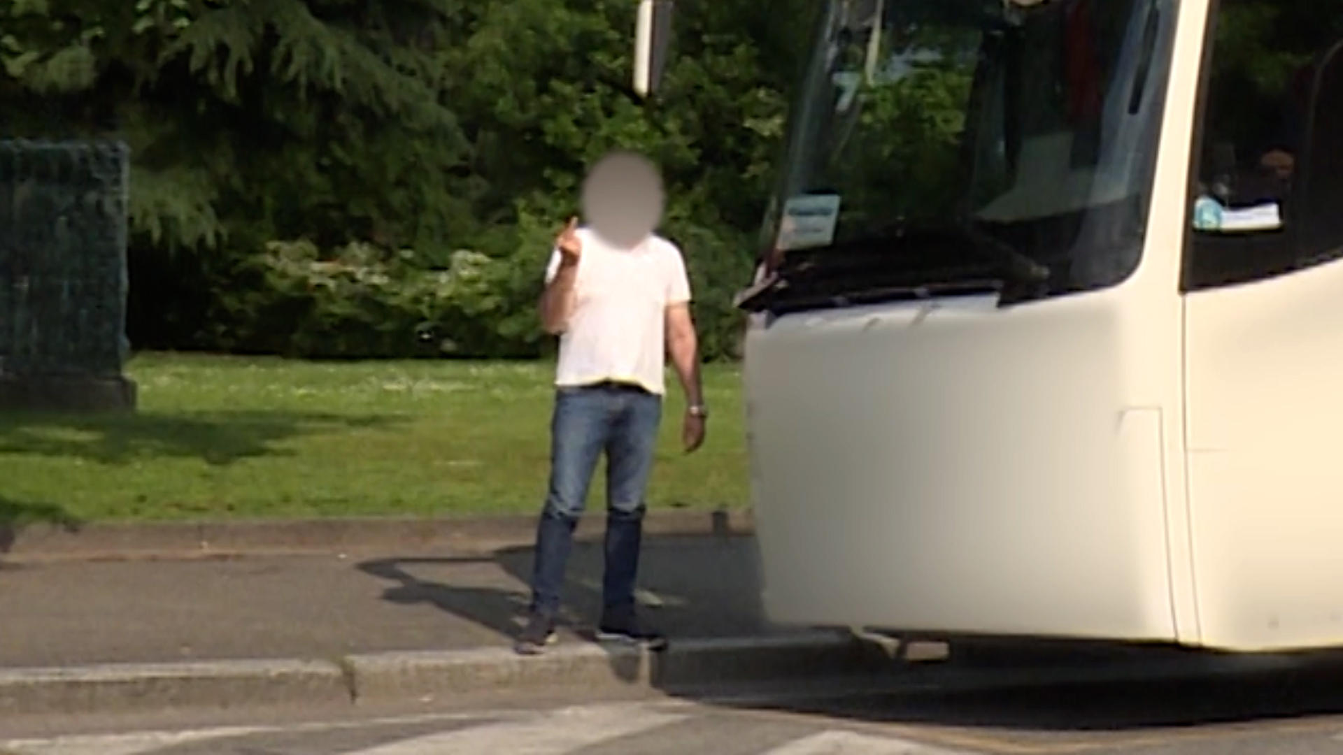 Bus turistici in zona stadio, una parola sul “dito medio” di un gentile autista