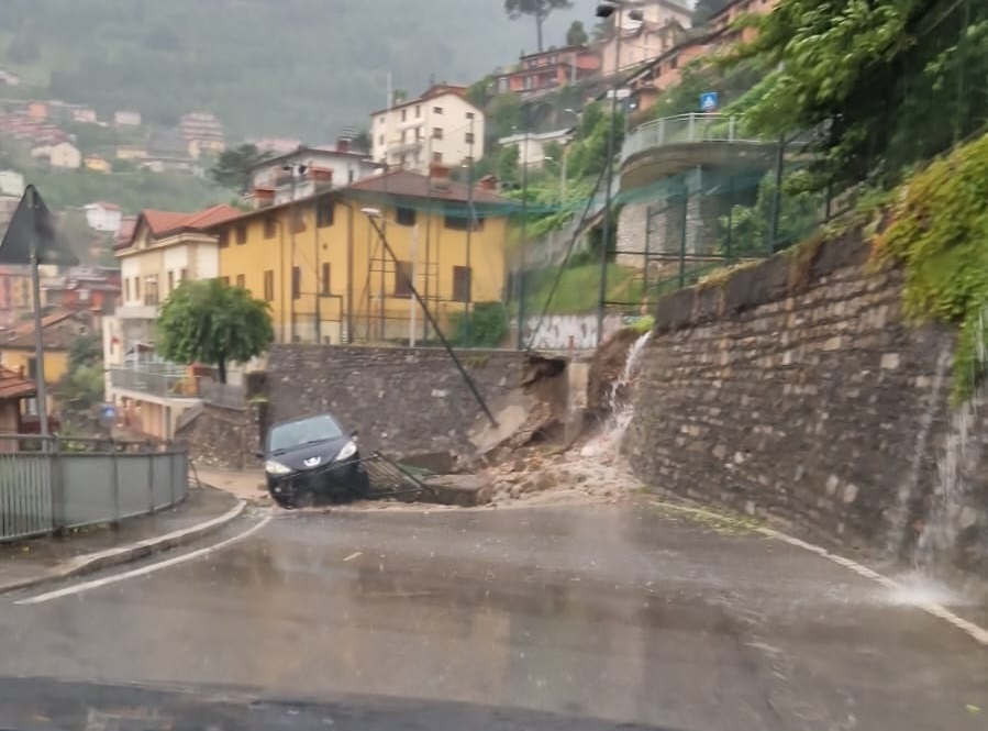 Maltempo nel Comasco, frana sulla strada per Argegno