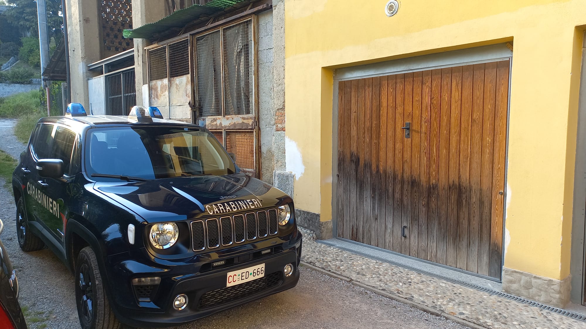 Terrore a Inverigo, spara alla ex e la ferisce poi si barrica in casa e si toglie la vita