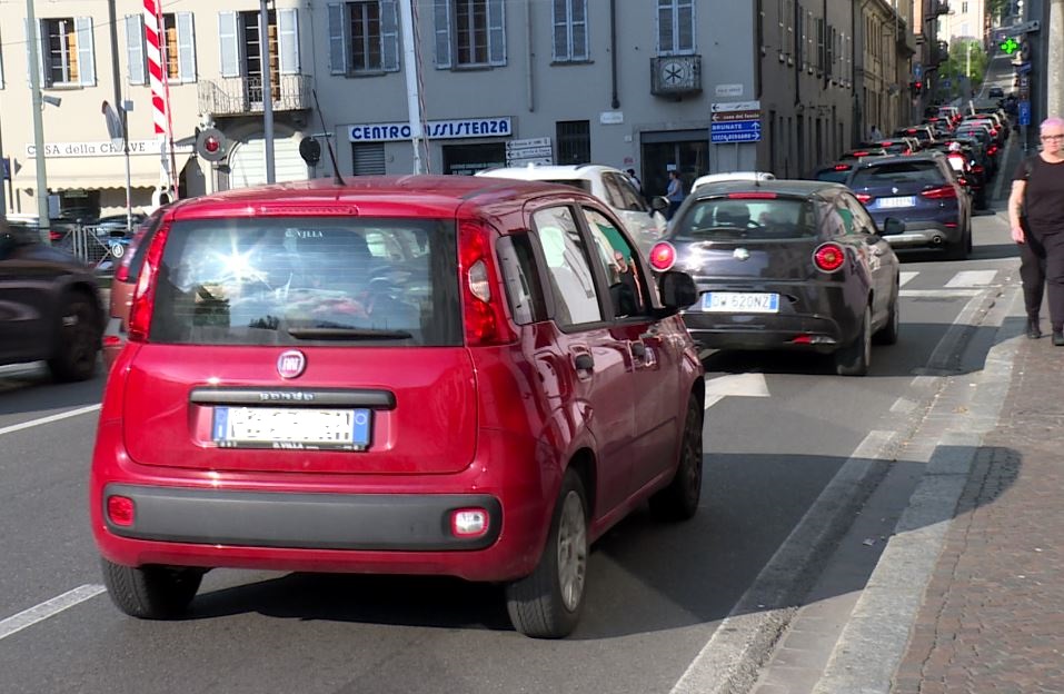 Como tagliata a metà: il secondo atto, da Borghi a Sant’Orsola code al passaggio a livello