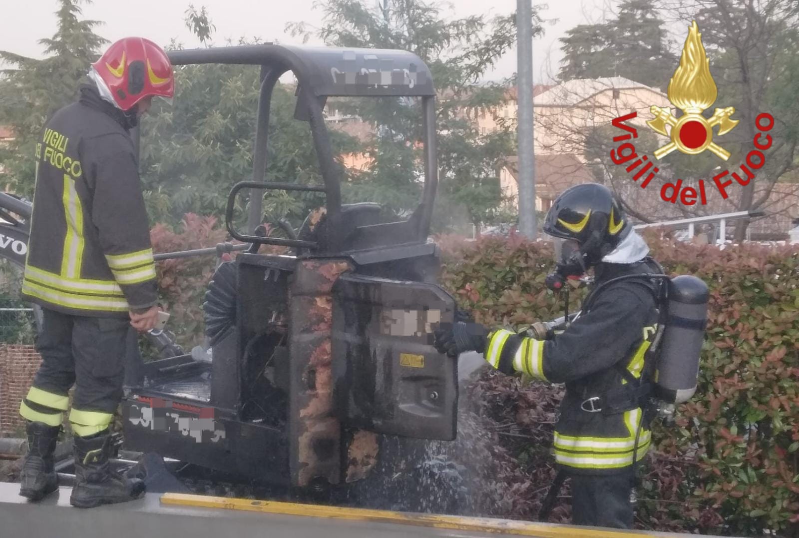 Villa Guardia, escavatore in fiamme. Intervento dei vigili del fuoco
