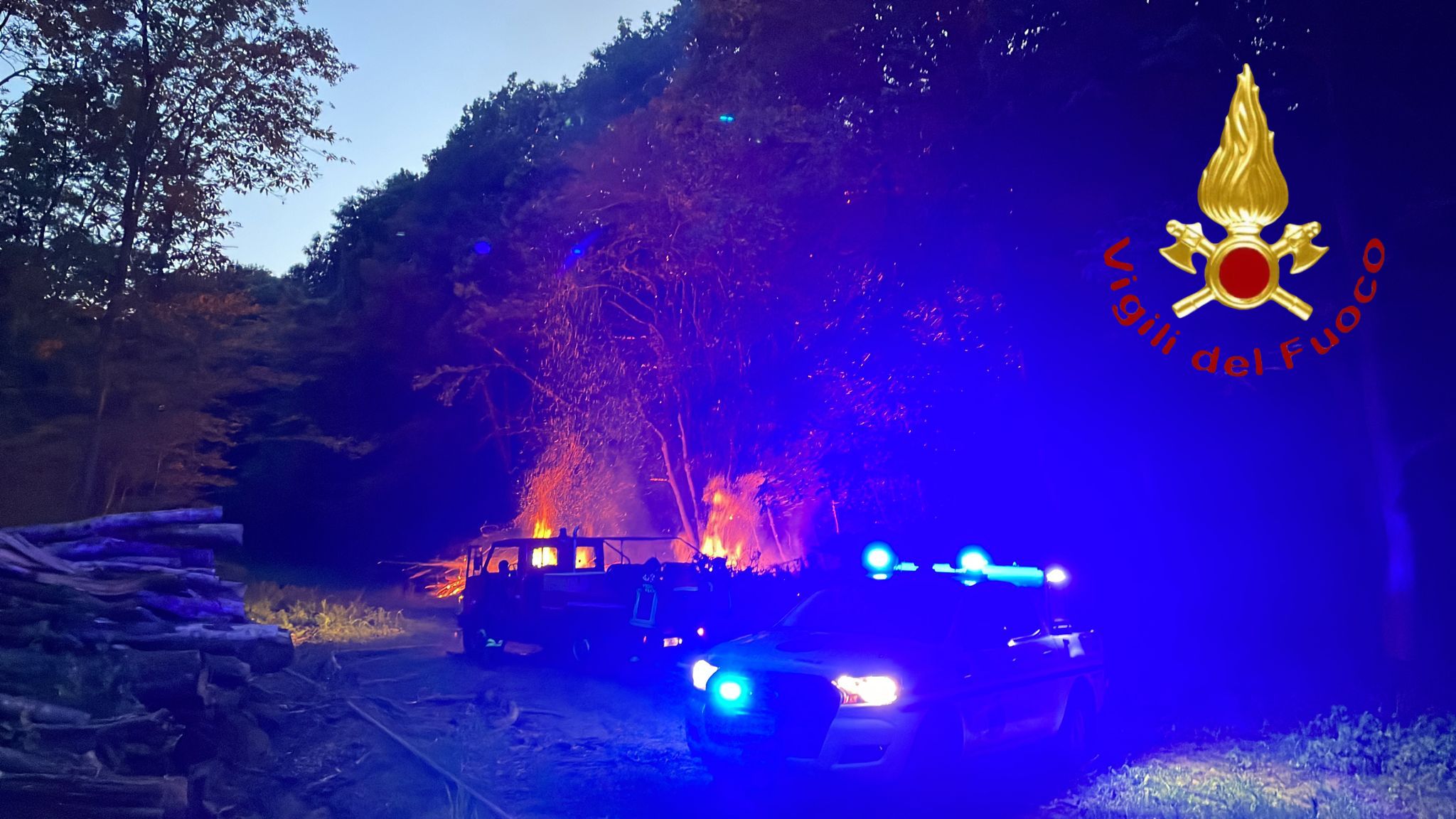 Baracca in fiamme nei boschi tra Alzate e Verzago