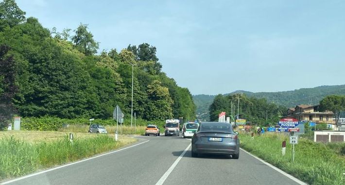 Albese, schianto tra auto e moto sulla Briantea. 32enne in ospedale