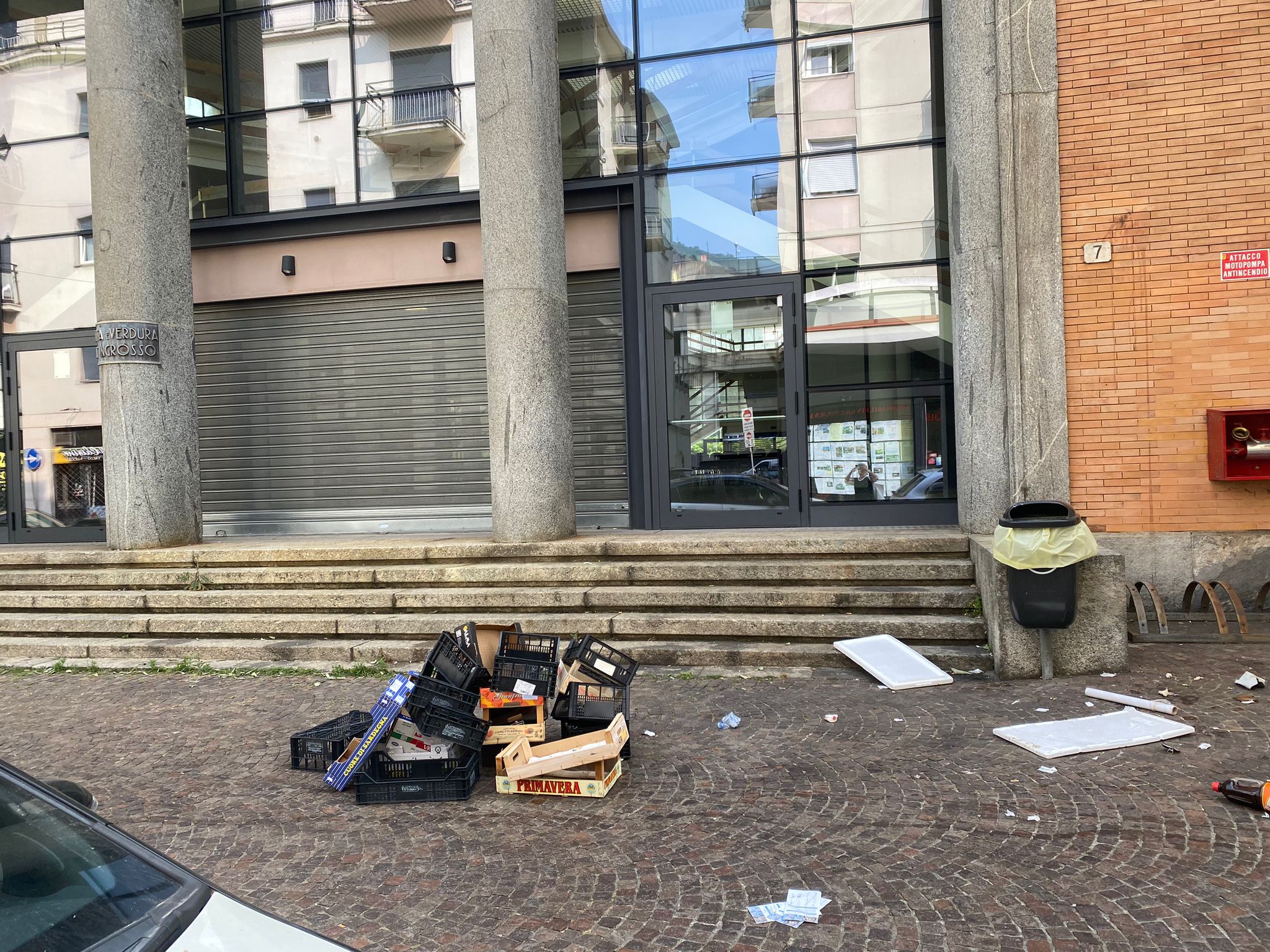 Via Mentana a Como, rifiuti abbandonati fuori dal mercato coperto