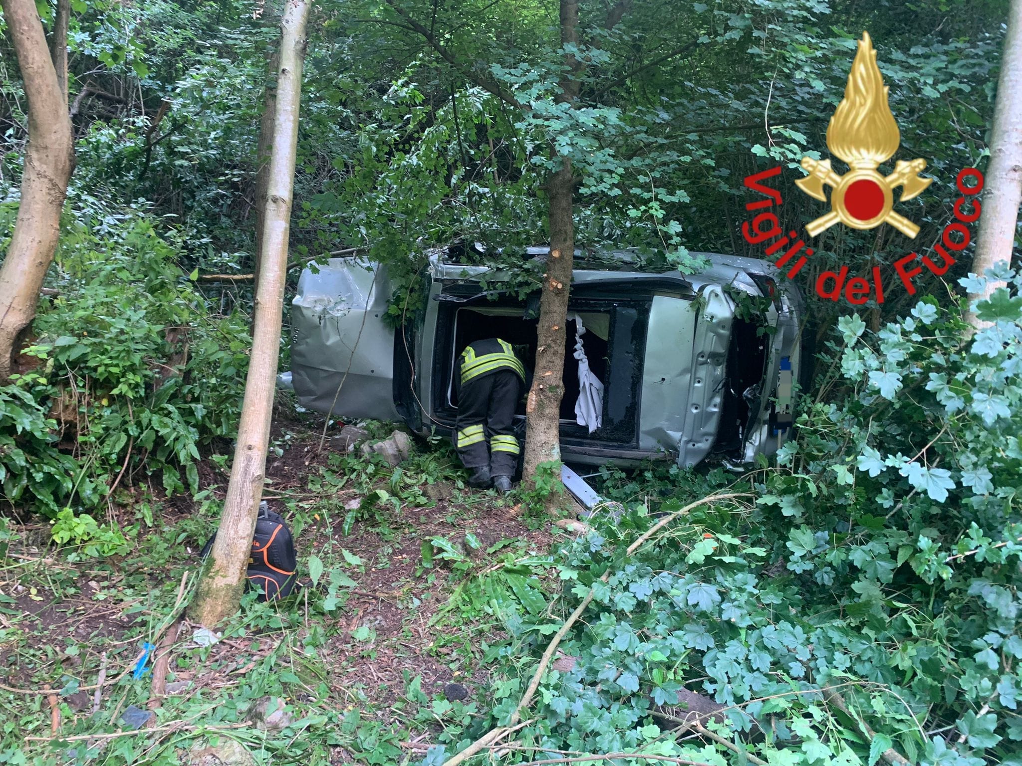 Tavernerio, auto precipita in un dirupo per 25 metri