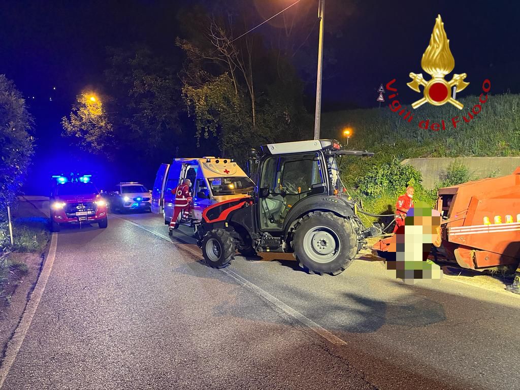 Asso, infortunio sul lavoro: operaio con una mano incastrata in una imballatrice