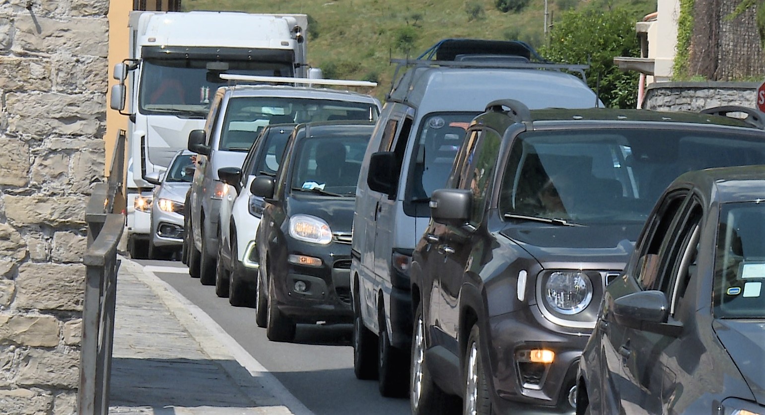 Stop sulla statale 36 e traffico deviato sulla Regina, lunghe code a causa dei mezzi pesanti